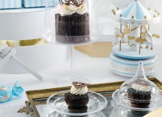 Individual Chocolate Cakes with Vanilla Frosting