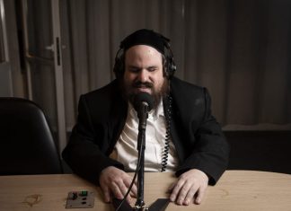 The Musical Mind of Yossi Gil // Bringing an encyclopedic knowledge of chasidic music to the masses